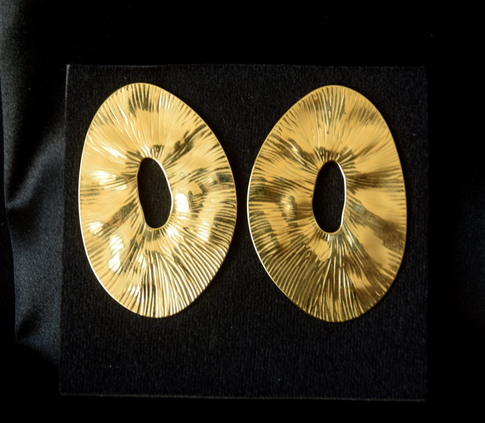 Aretes Grandes Redondos HoyoAl Centro Dorados