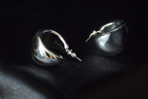 Aretes plateados semiredondos