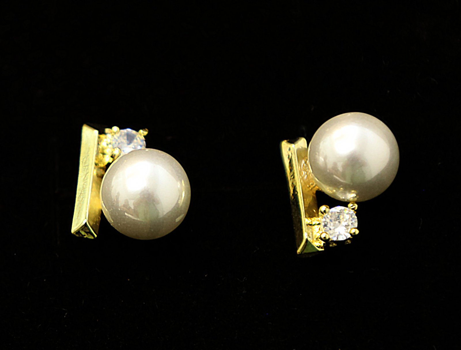 Aretes Barrita Dorada De Una Zirconia Con Perla