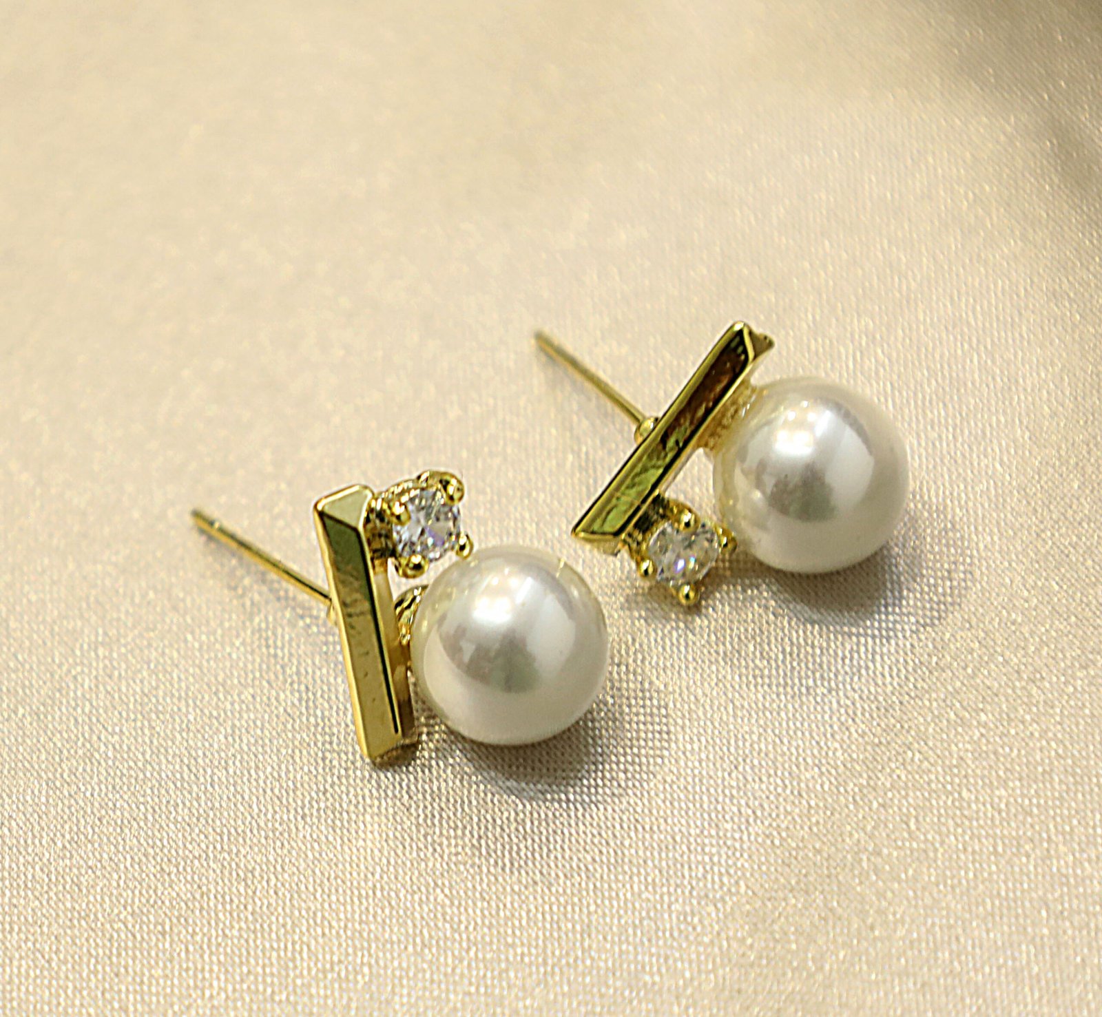 Aretes Barrita Dorada De Una Zirconia Con Perla - Image 2