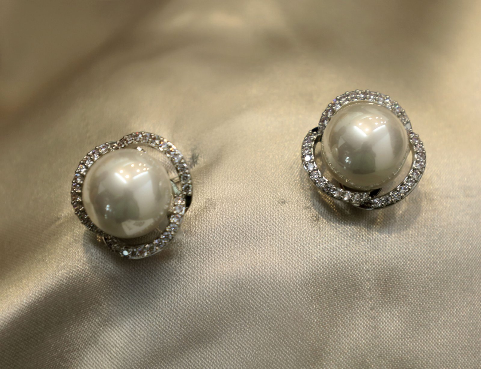 Aretes Zirconia Plateados Una Perla Grande