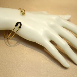 Pulsera dorada, toque piedras negras