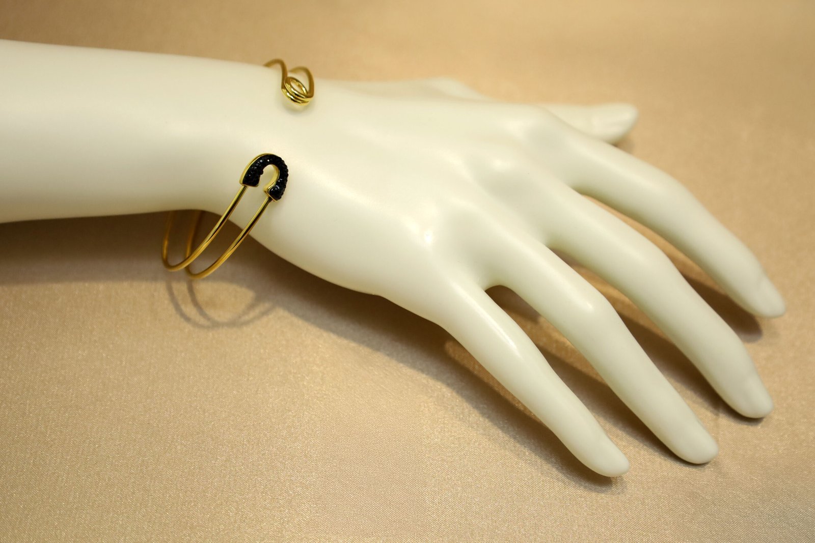 Pulsera dorada, toque piedras negras