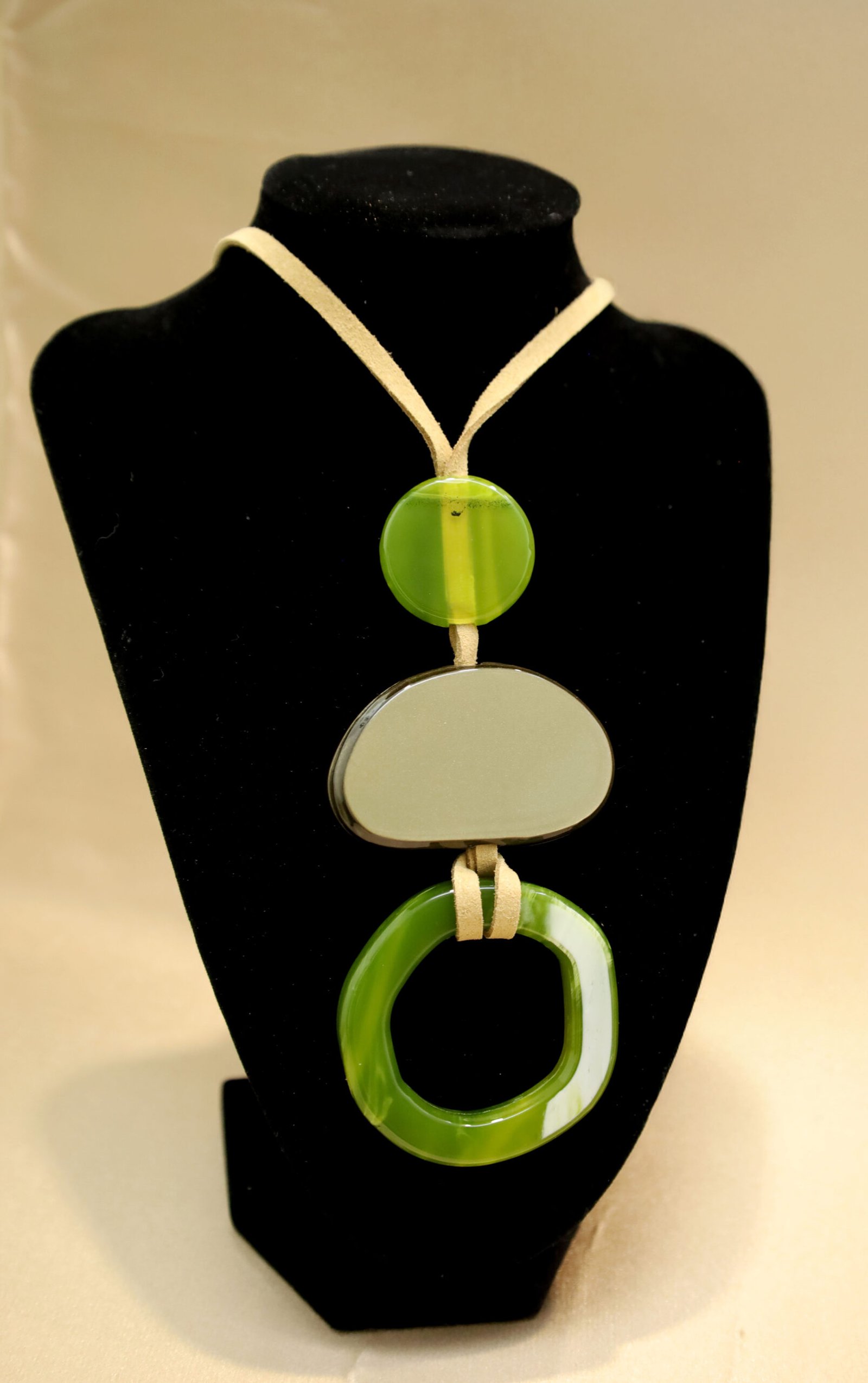 Collar largo verde con celulosa café - Image 2