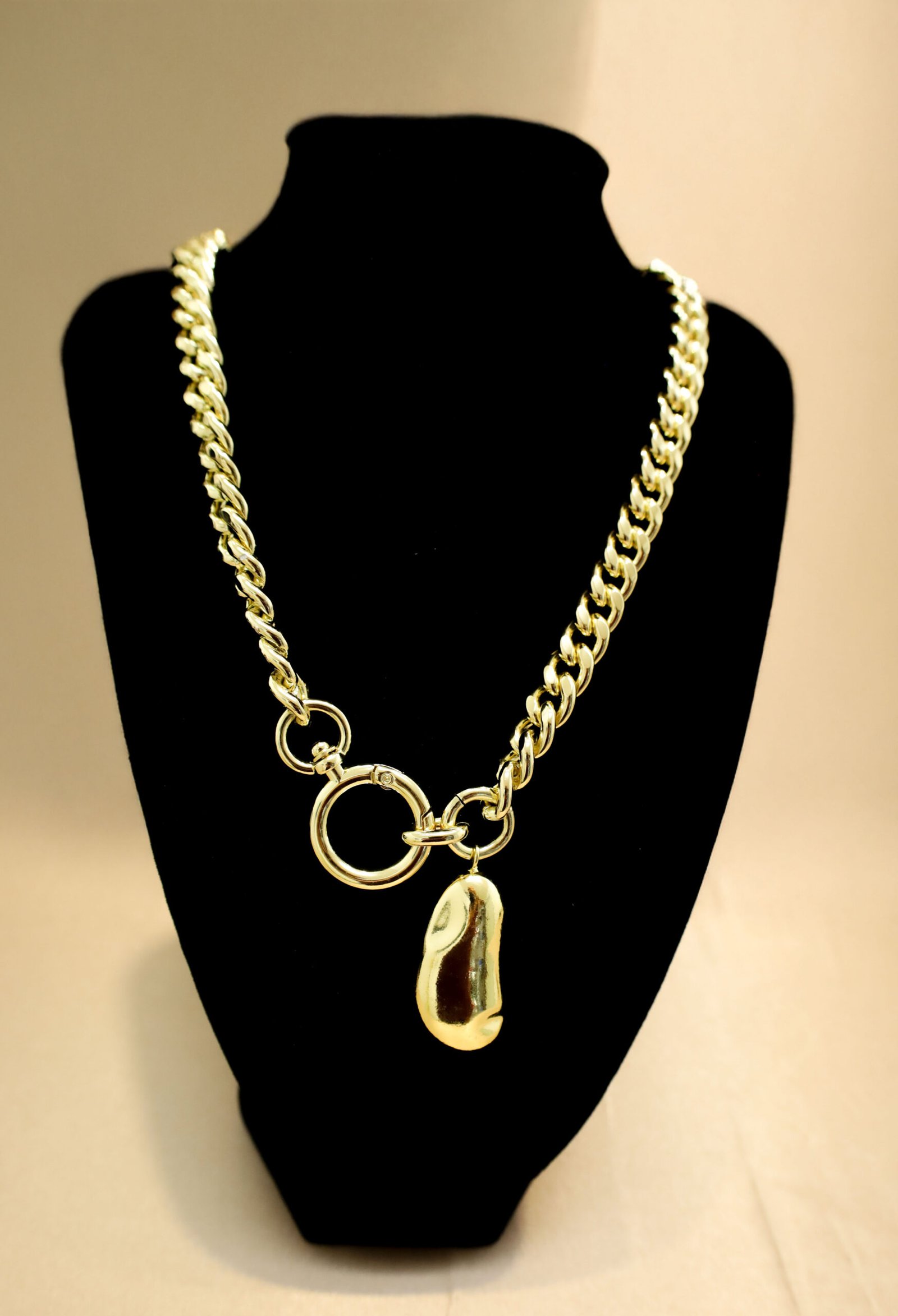 Cadena con gota dorada