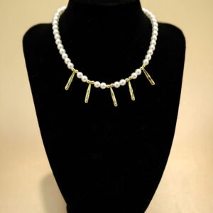 Collar de perlas con bastones dorados